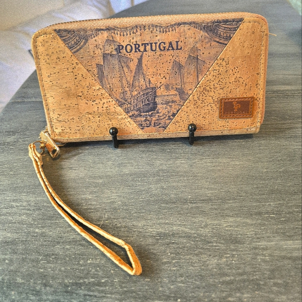 NWOT Cork Wristlet from Portugal. In perfect condition,Gift giving condition.